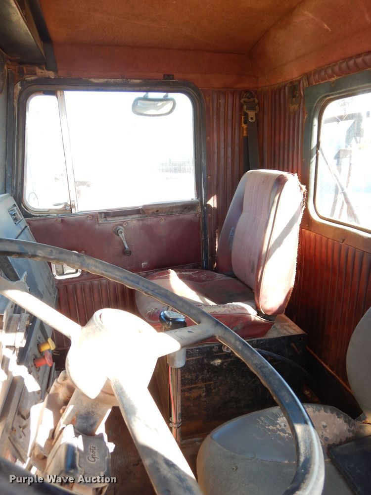 image for item GE9093 1992 Kenworth T800 semi truck