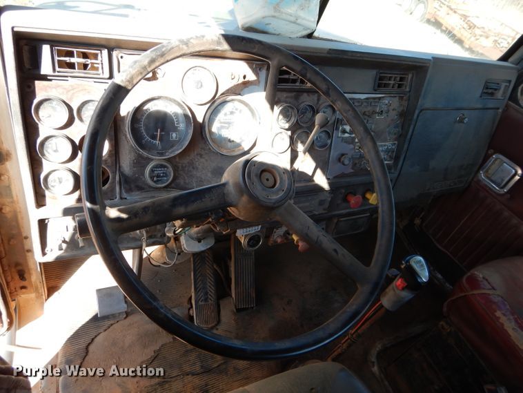 image for item GE9093 1992 Kenworth T800 semi truck