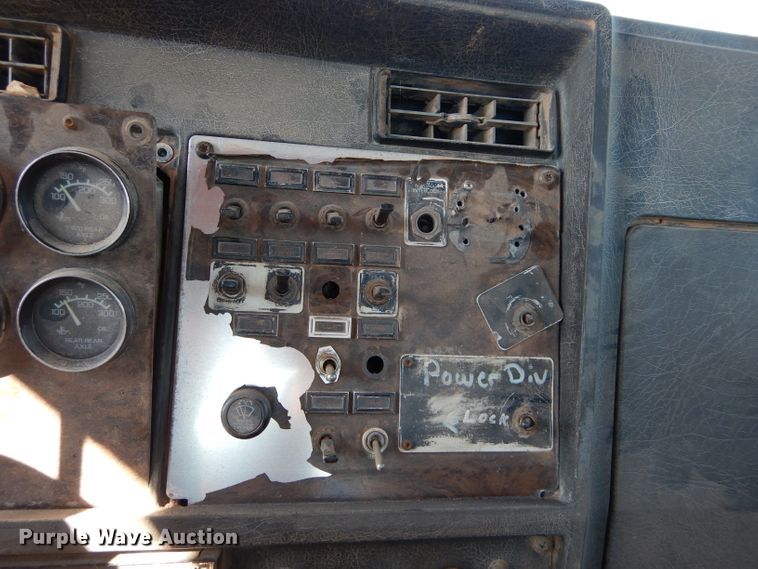 image for item GE9093 1992 Kenworth T800 semi truck