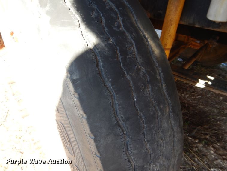 image for item GE9093 1992 Kenworth T800 semi truck