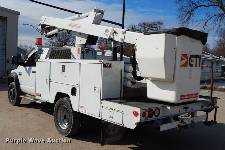 image for item GE9103 2009 Dodge Ram 5500 bucket truck