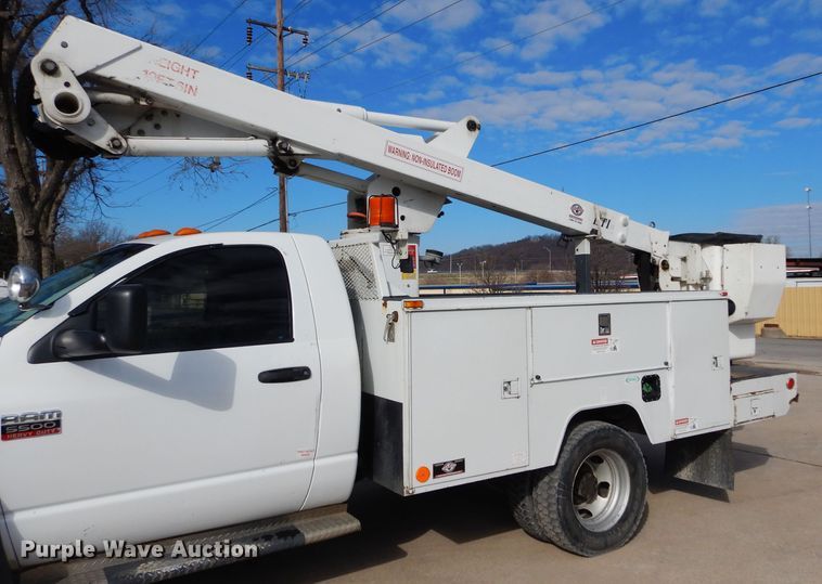 image for item GE9103 2009 Dodge Ram 5500 bucket truck