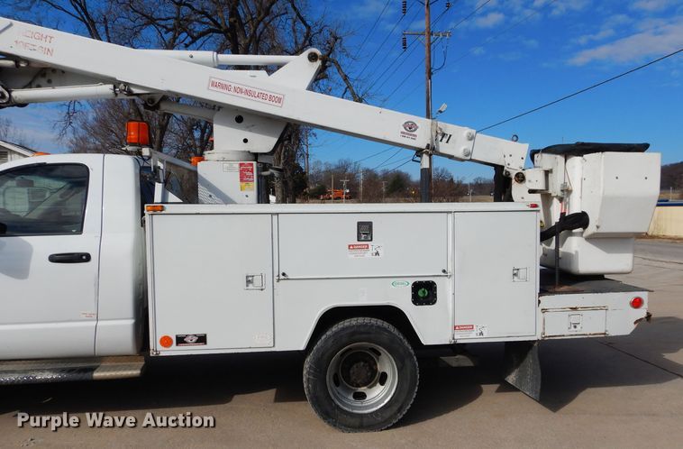 image for item GE9103 2009 Dodge Ram 5500 bucket truck