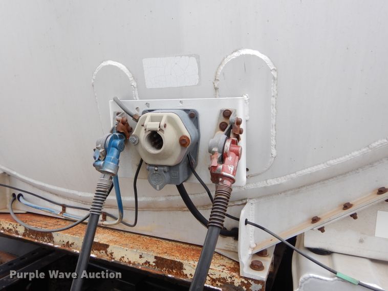 image for item GE9119 1982 Trailmobile F15S-420I tank trailer