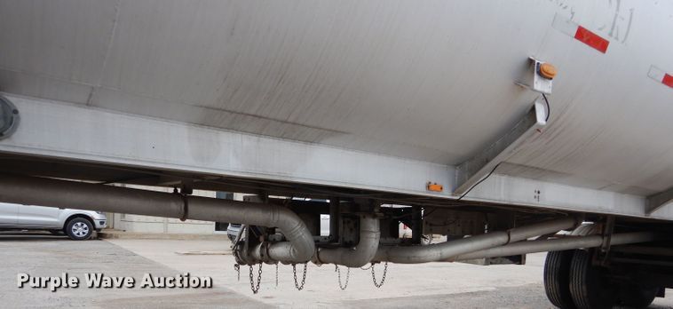 image for item GE9119 1982 Trailmobile F15S-420I tank trailer