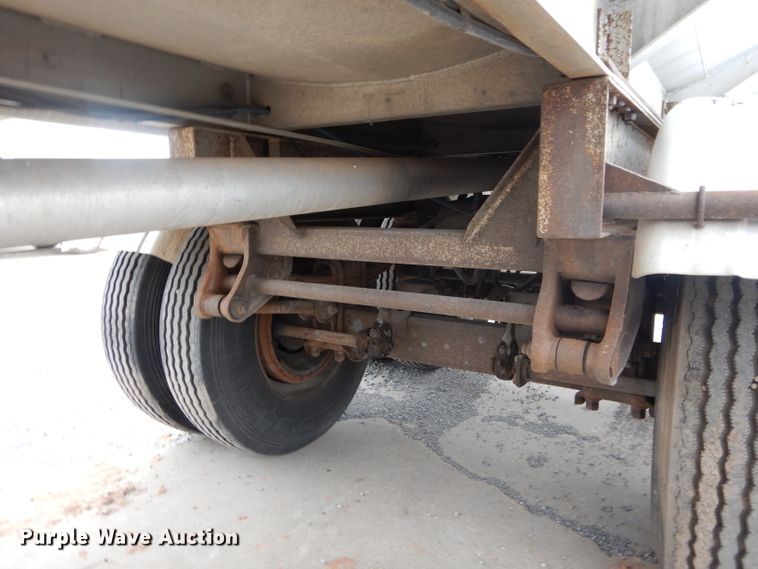 image for item GE9119 1982 Trailmobile F15S-420I tank trailer