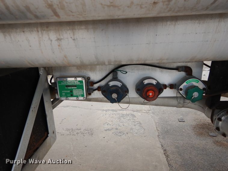 image for item GE9119 1982 Trailmobile F15S-420I tank trailer