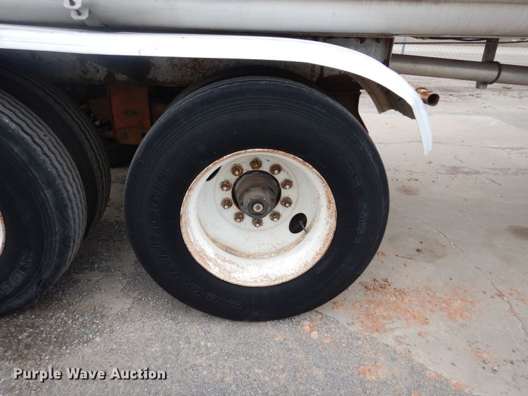 image for item GE9119 1982 Trailmobile F15S-420I tank trailer