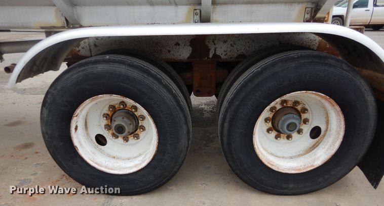 image for item GE9119 1982 Trailmobile F15S-420I tank trailer
