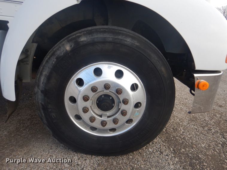 image for item GF9038 2007 Kenworth T300 truck cab and chassis