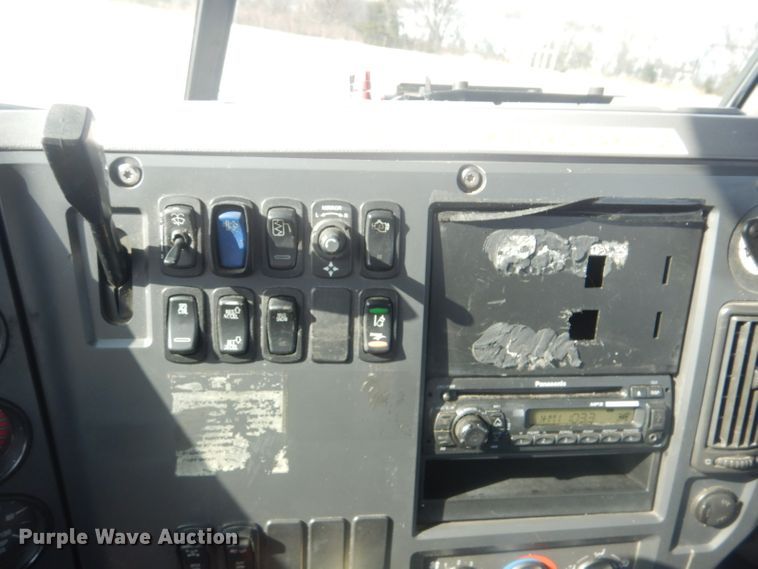 image for item GF9039 2012 Mack CXU semi truck