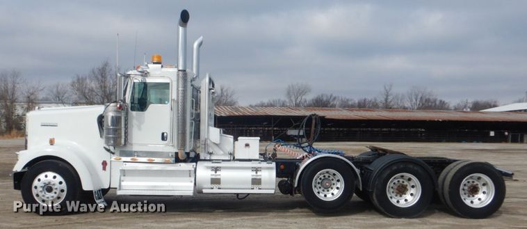 image for item GF9040 2011 Kenworth W900 semi truck