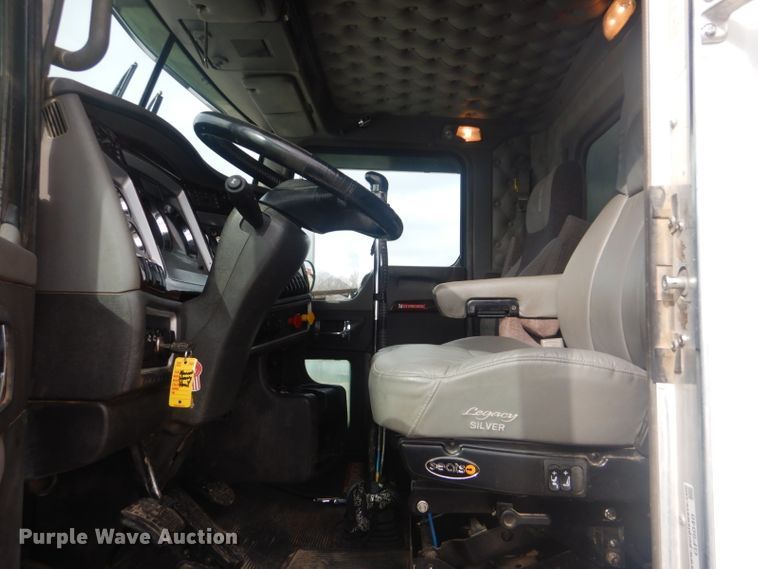 image for item GF9040 2011 Kenworth W900 semi truck