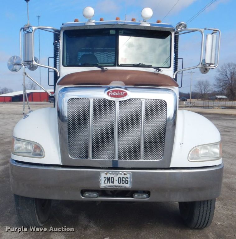 image for item GF9044 2009 Peterbilt 355 winch truck