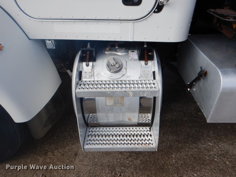 image for item GF9044 2009 Peterbilt 355 winch truck