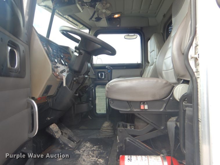 image for item GF9044 2009 Peterbilt 355 winch truck