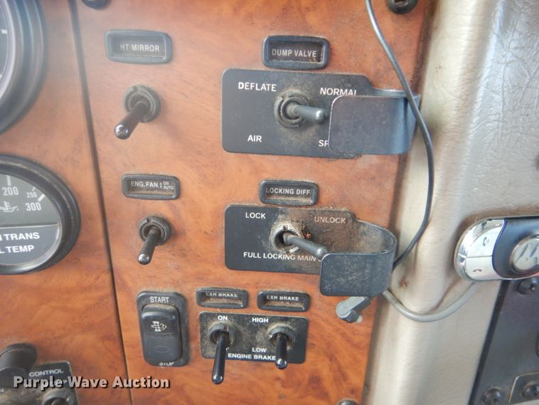 image for item GF9044 2009 Peterbilt 355 winch truck