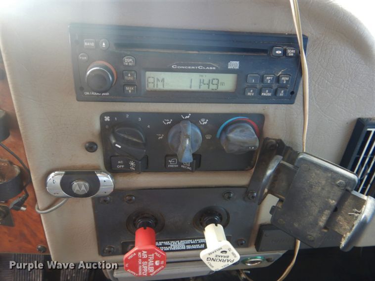 image for item GF9044 2009 Peterbilt 355 winch truck