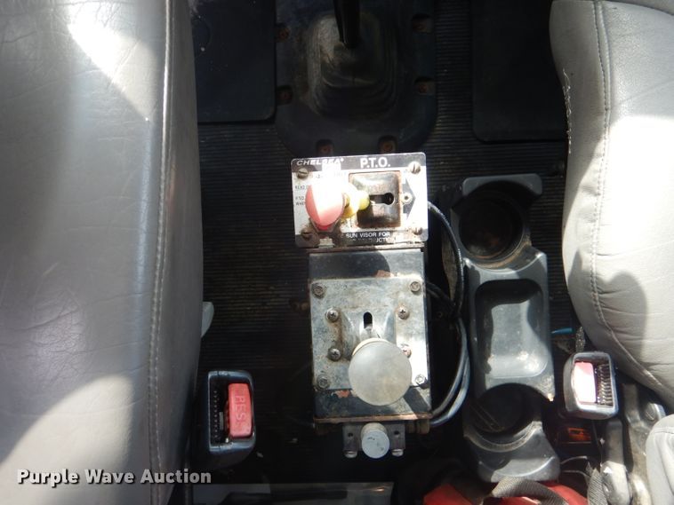 image for item GF9044 2009 Peterbilt 355 winch truck