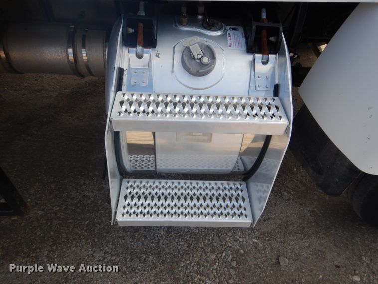 image for item GF9044 2009 Peterbilt 355 winch truck