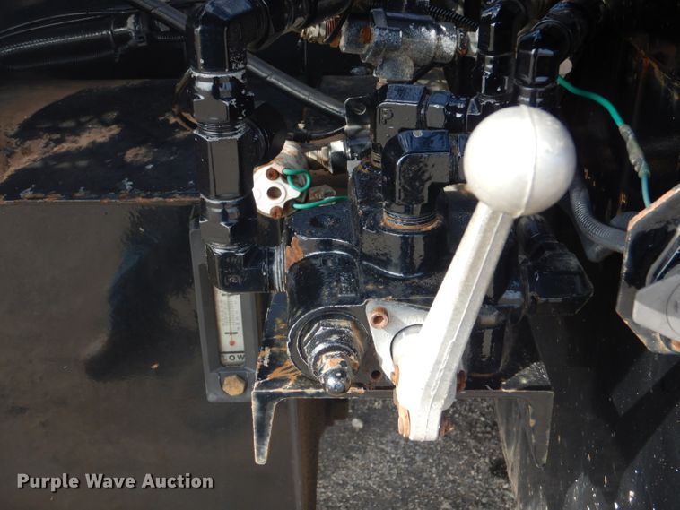 image for item GF9044 2009 Peterbilt 355 winch truck