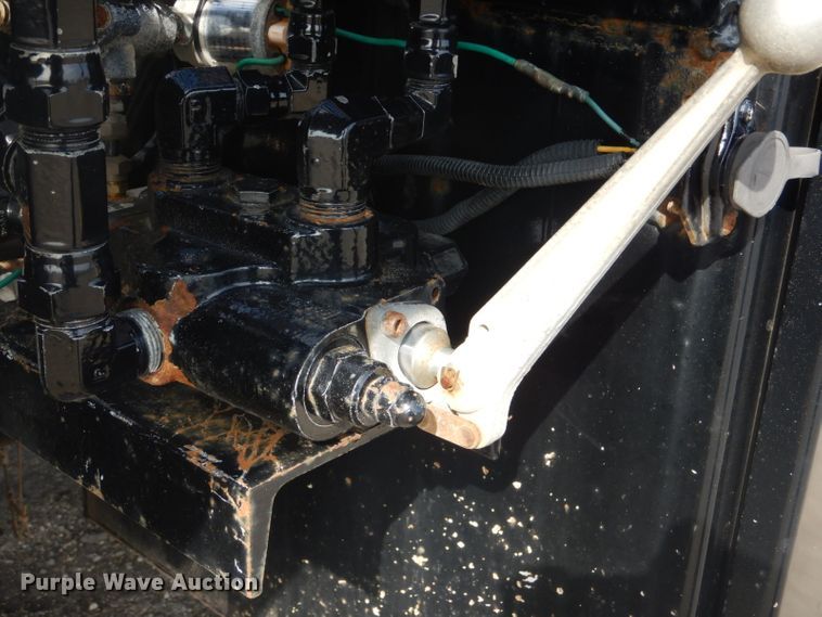 image for item GF9044 2009 Peterbilt 355 winch truck