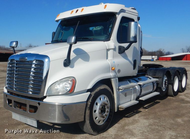 image for item GF9047 2013 Freightliner Cascadia semi truck