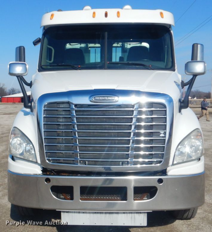 image for item GF9047 2013 Freightliner Cascadia semi truck
