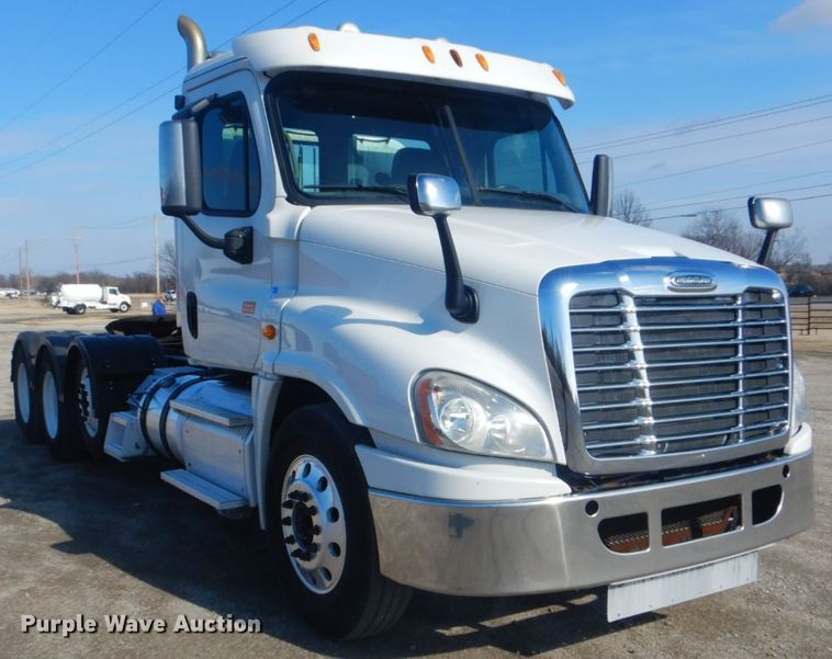 image for item GF9047 2013 Freightliner Cascadia semi truck