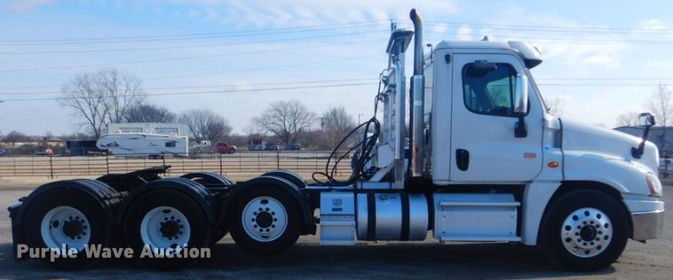 image for item GF9047 2013 Freightliner Cascadia semi truck