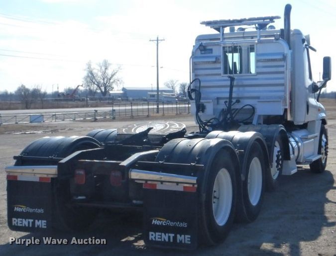 image for item GF9047 2013 Freightliner Cascadia semi truck