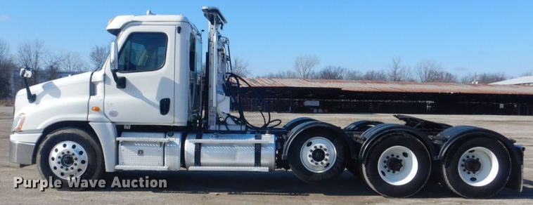 image for item GF9047 2013 Freightliner Cascadia semi truck