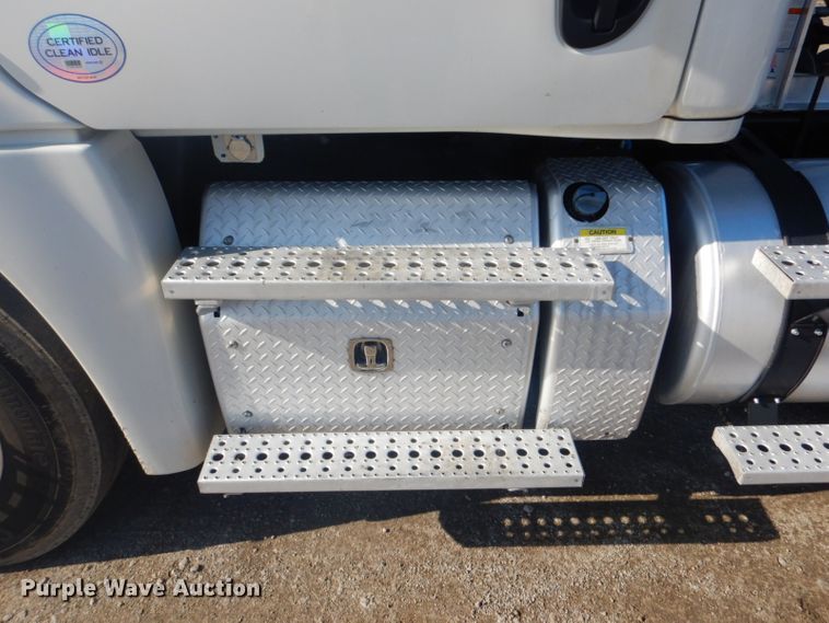 image for item GF9047 2013 Freightliner Cascadia semi truck