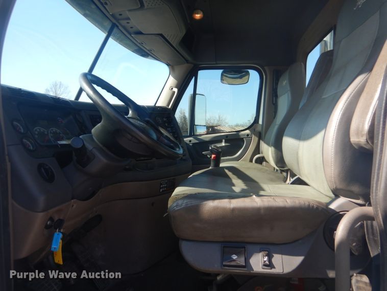 image for item GF9047 2013 Freightliner Cascadia semi truck