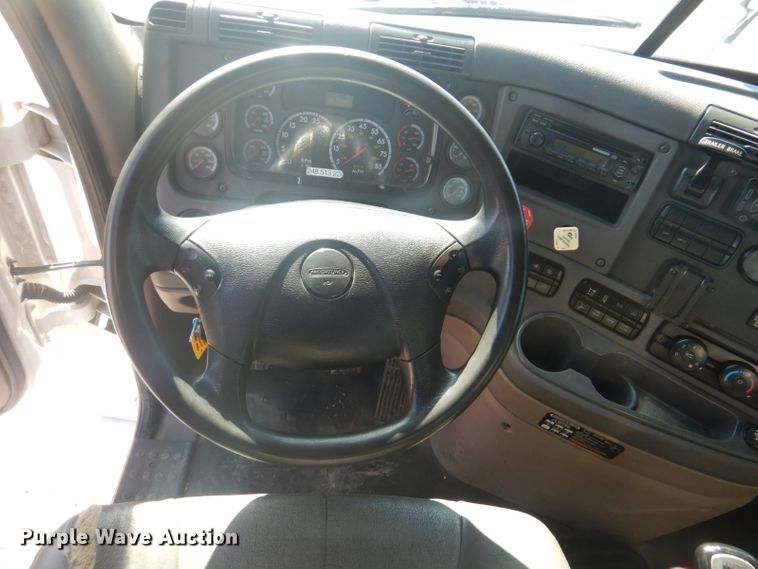 image for item GF9047 2013 Freightliner Cascadia semi truck