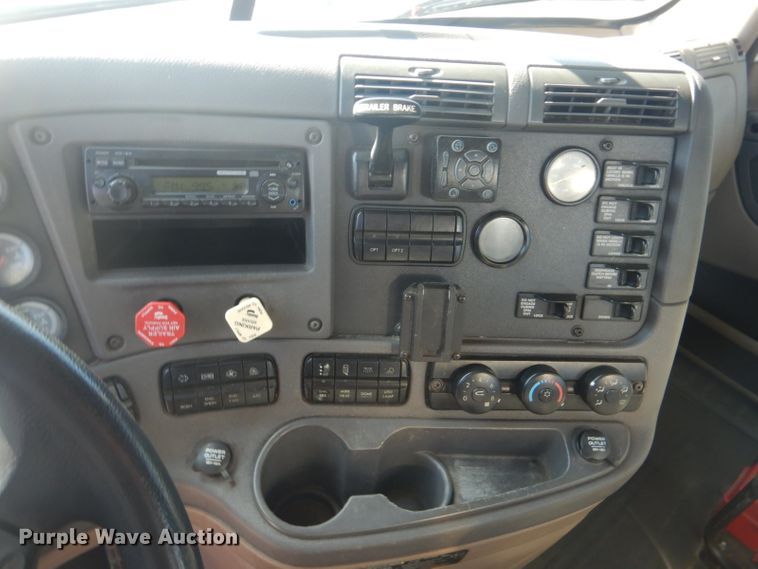 image for item GF9047 2013 Freightliner Cascadia semi truck