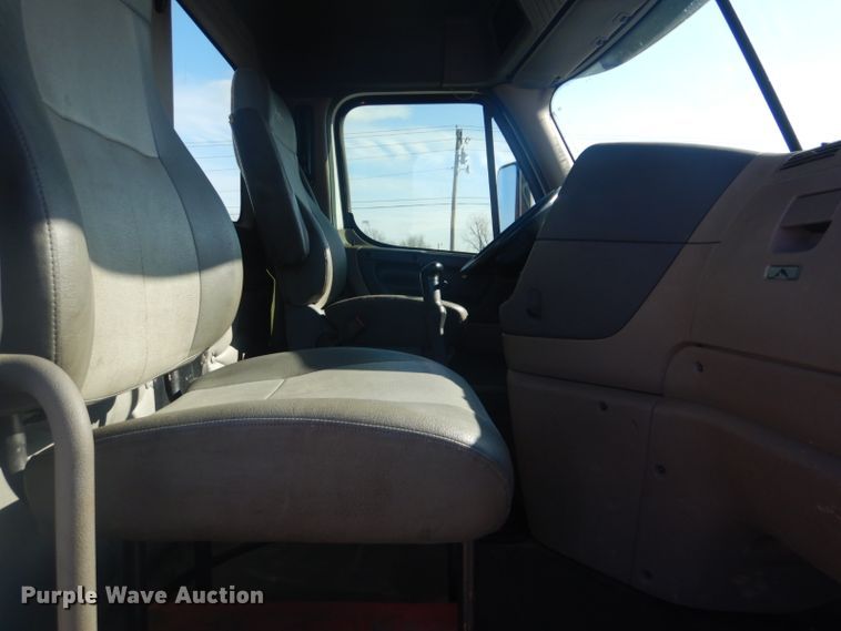 image for item GF9047 2013 Freightliner Cascadia semi truck