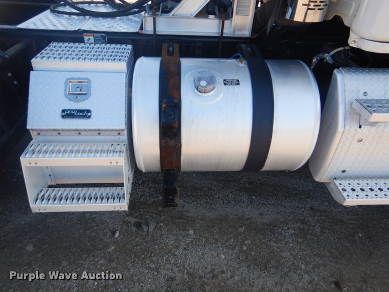 image for item GF9047 2013 Freightliner Cascadia semi truck