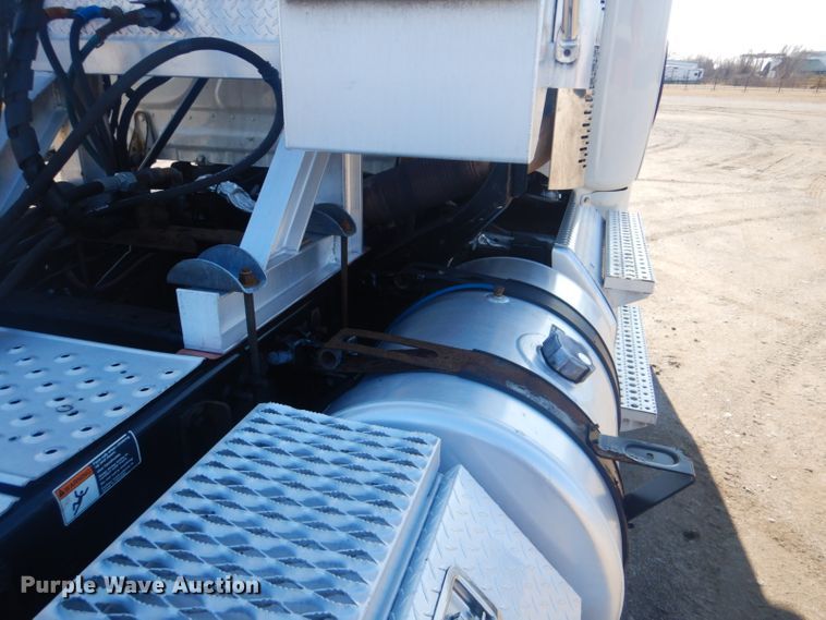 image for item GF9047 2013 Freightliner Cascadia semi truck