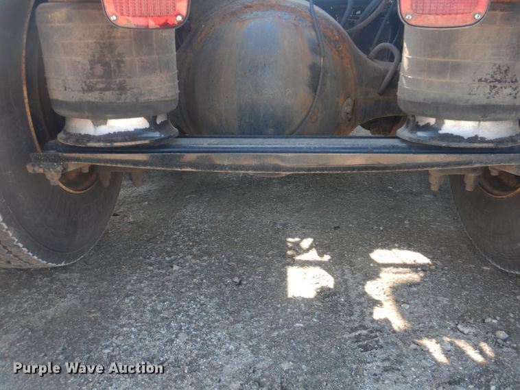 image for item GF9047 2013 Freightliner Cascadia semi truck