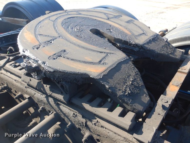 image for item GF9047 2013 Freightliner Cascadia semi truck