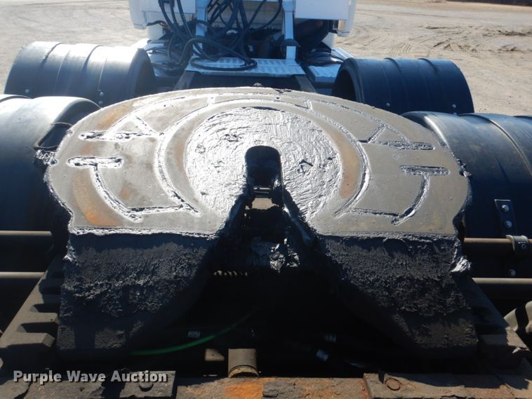 image for item GF9047 2013 Freightliner Cascadia semi truck