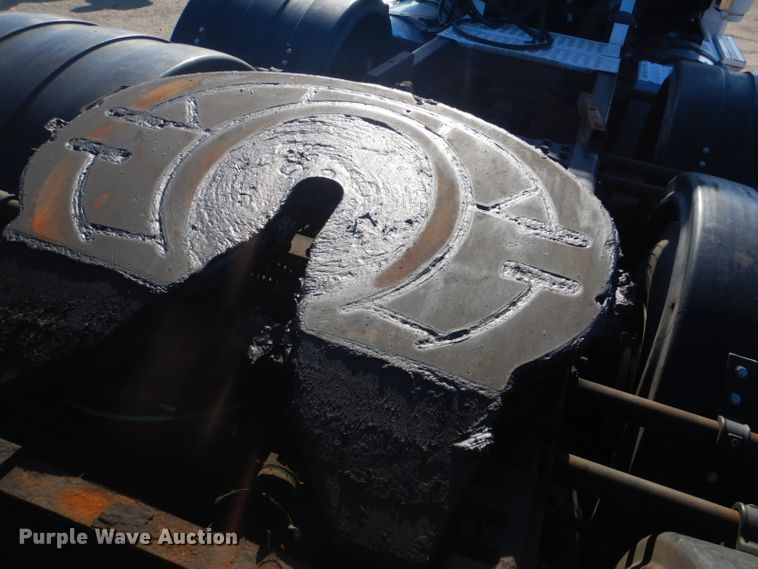 image for item GF9047 2013 Freightliner Cascadia semi truck