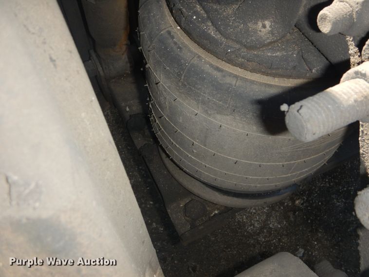 image for item GF9047 2013 Freightliner Cascadia semi truck