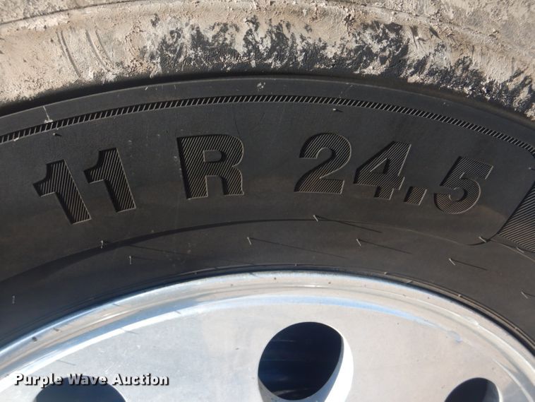 image for item GF9047 2013 Freightliner Cascadia semi truck