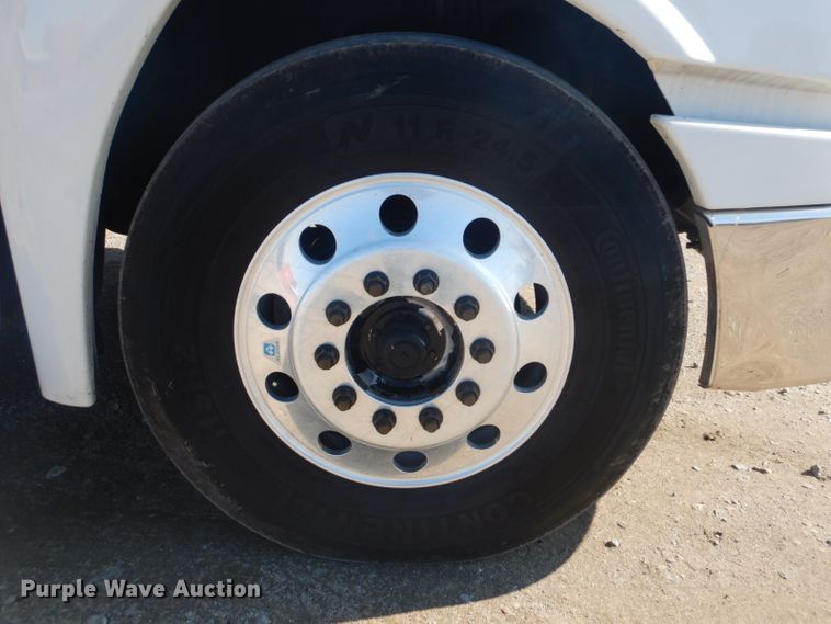 image for item GF9047 2013 Freightliner Cascadia semi truck