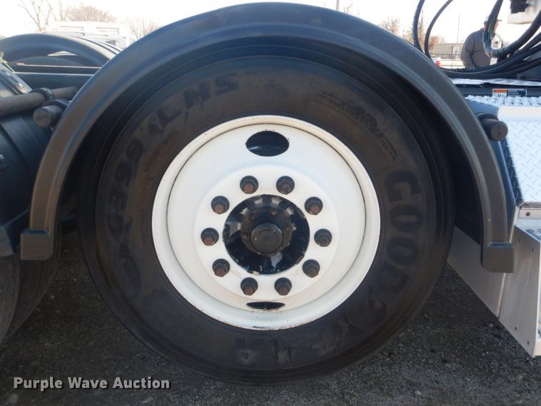 image for item GF9047 2013 Freightliner Cascadia semi truck