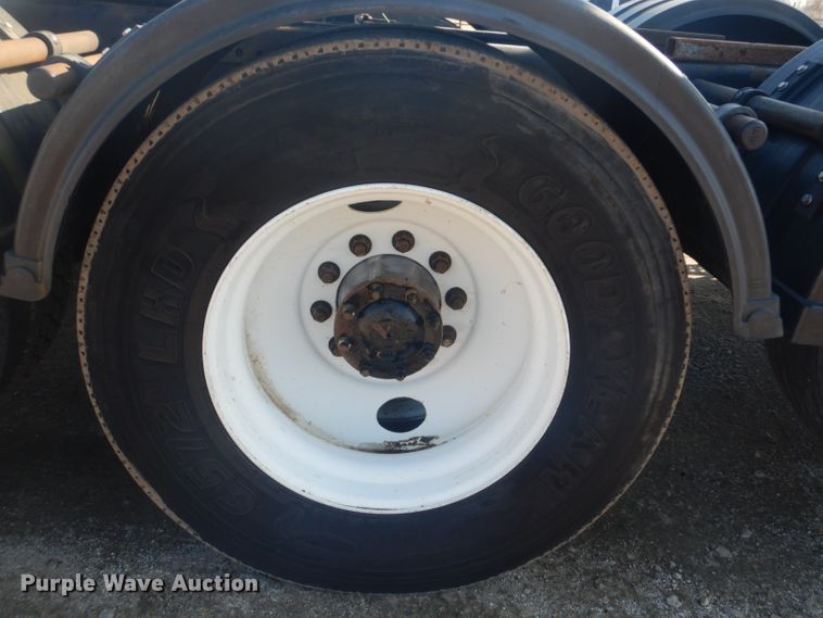 image for item GF9047 2013 Freightliner Cascadia semi truck