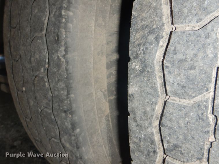 image for item GF9047 2013 Freightliner Cascadia semi truck