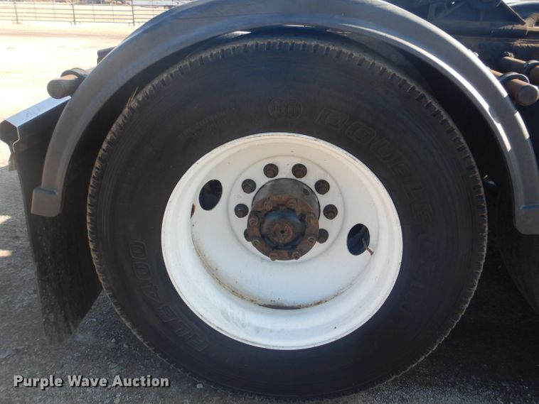 image for item GF9047 2013 Freightliner Cascadia semi truck